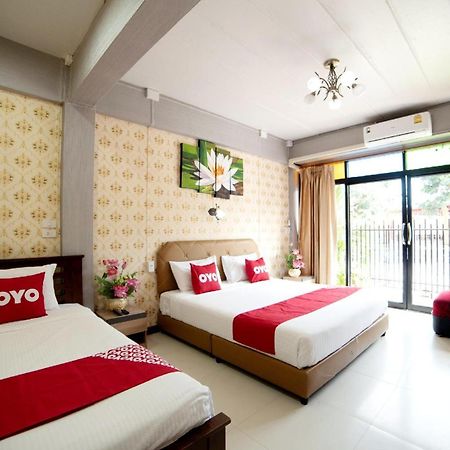 Vaccinated Staff - OYO 465 Krung Kao Traveller Lodge Ayutthaya Eksteriør billede