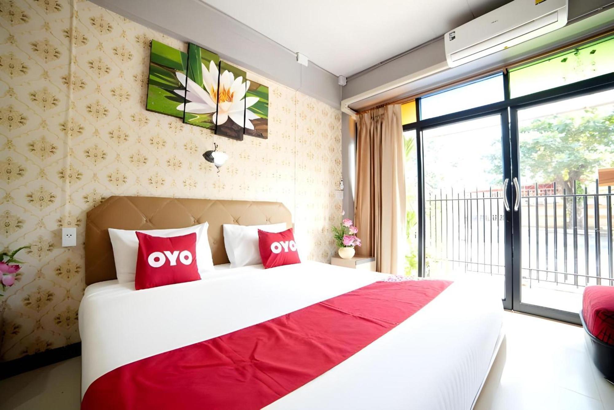 Vaccinated Staff - OYO 465 Krung Kao Traveller Lodge Ayutthaya Eksteriør billede