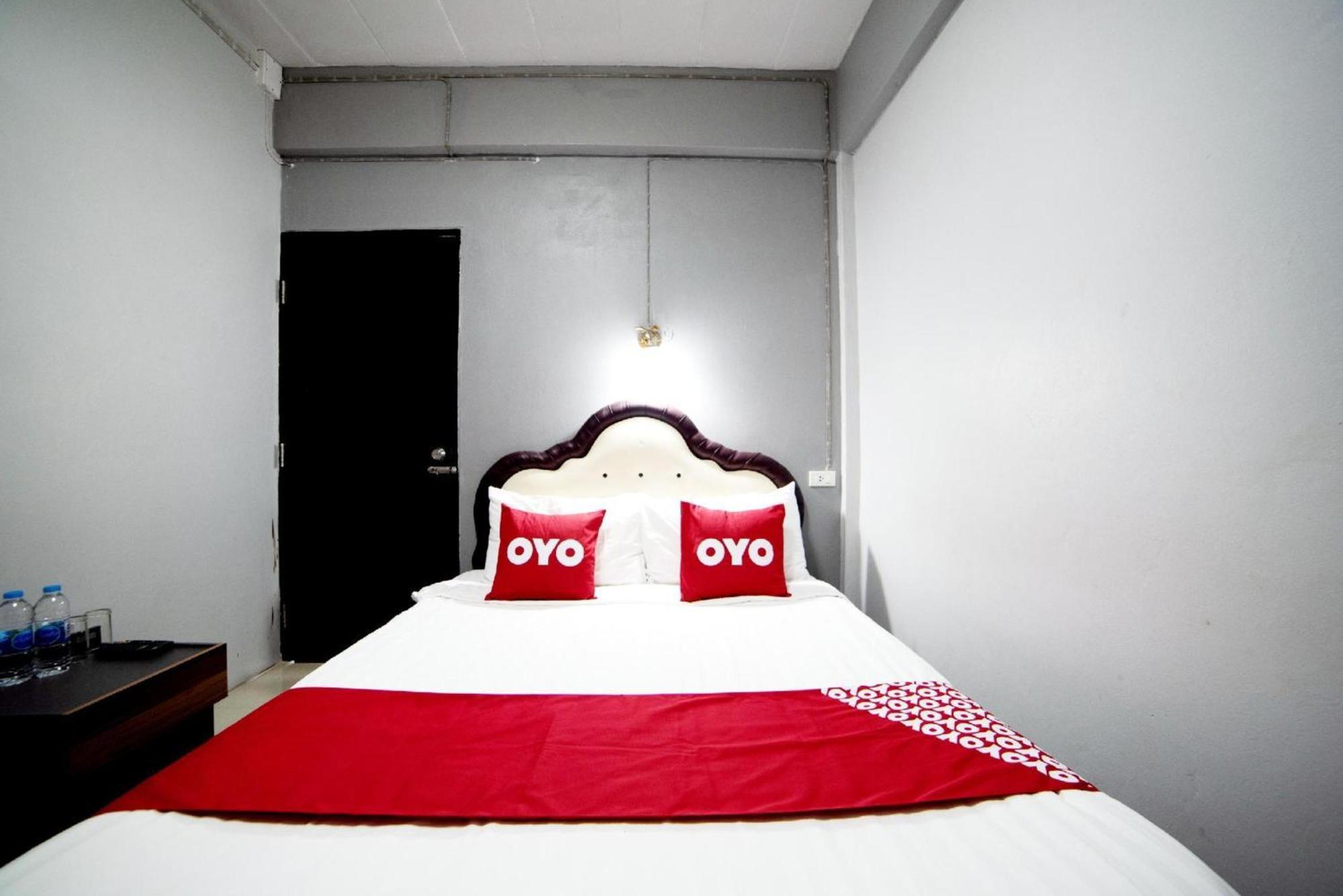Vaccinated Staff - OYO 465 Krung Kao Traveller Lodge Ayutthaya Eksteriør billede