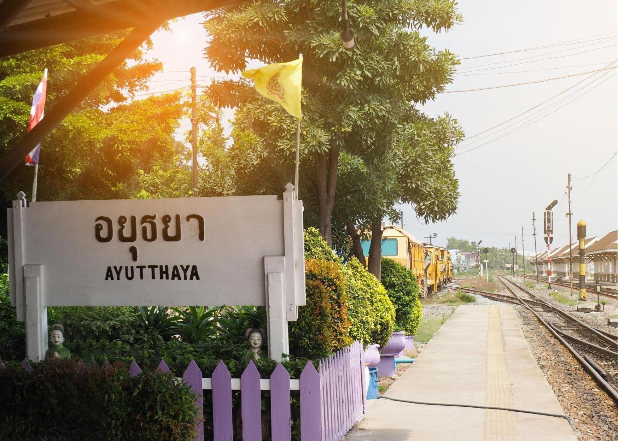 Vaccinated Staff - OYO 465 Krung Kao Traveller Lodge Ayutthaya Eksteriør billede