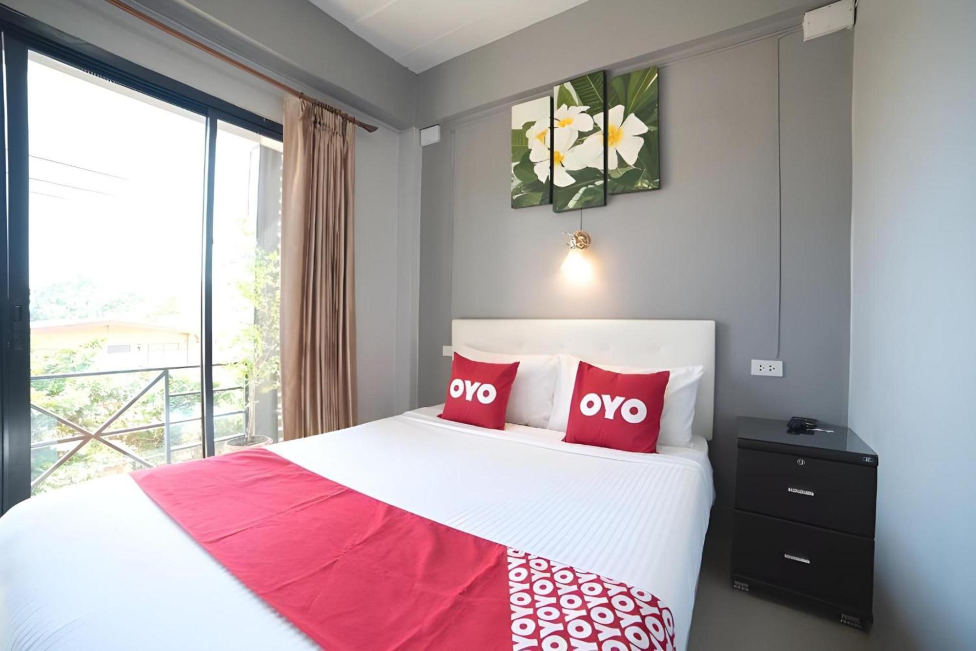 Vaccinated Staff - OYO 465 Krung Kao Traveller Lodge Ayutthaya Eksteriør billede