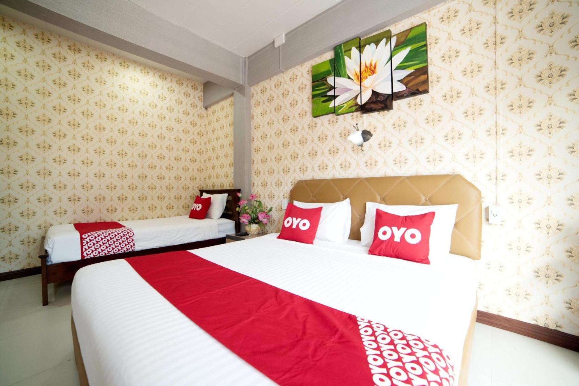 Vaccinated Staff - OYO 465 Krung Kao Traveller Lodge Ayutthaya Eksteriør billede