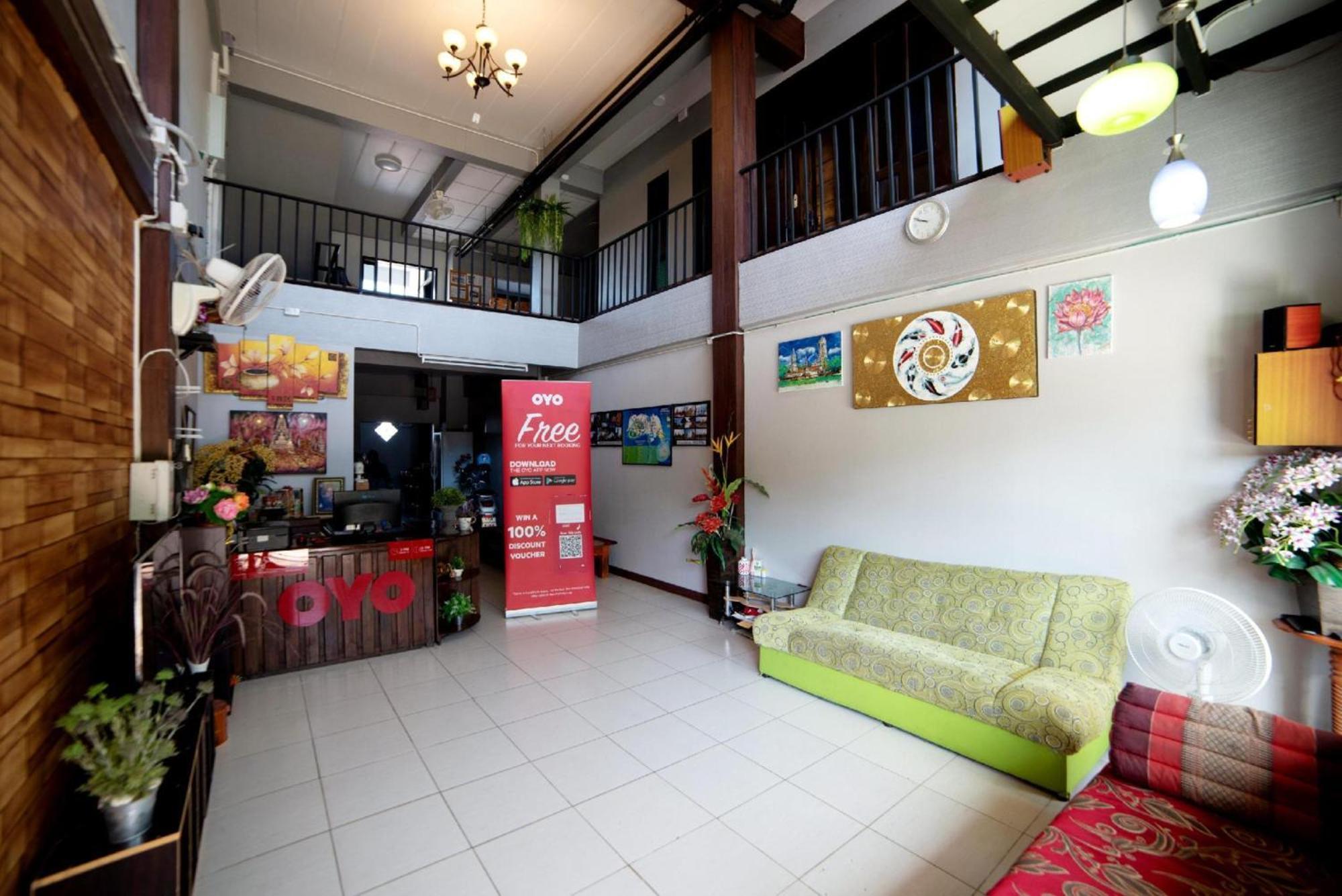 Vaccinated Staff - OYO 465 Krung Kao Traveller Lodge Ayutthaya Eksteriør billede